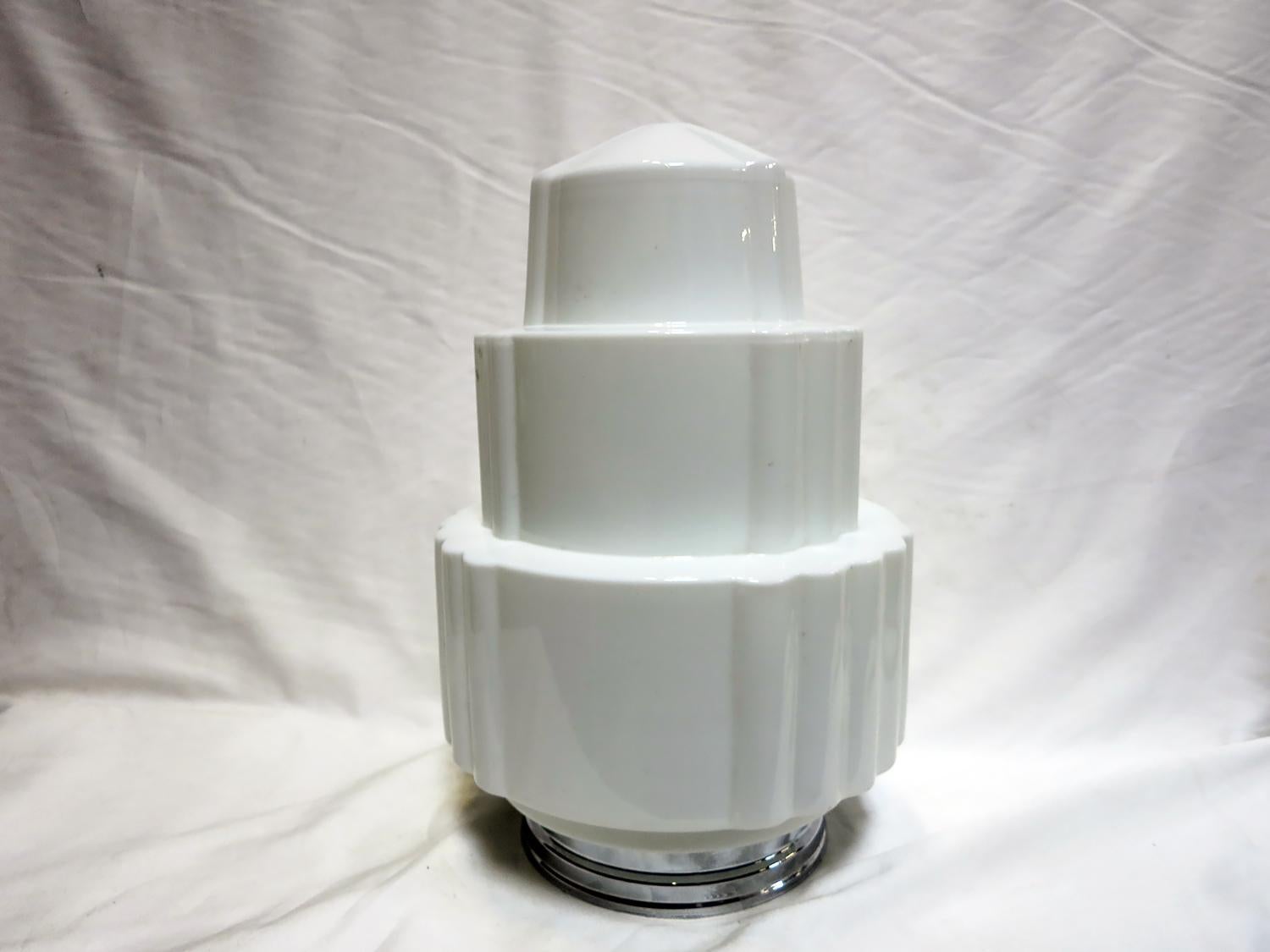 Globe en verre Art Déco en forme de gratte-ciel, en verre laiteux blanc, avec un design alternant trois niveaux lisses et festonnés. Disponible avec un nouveau raccord de 6