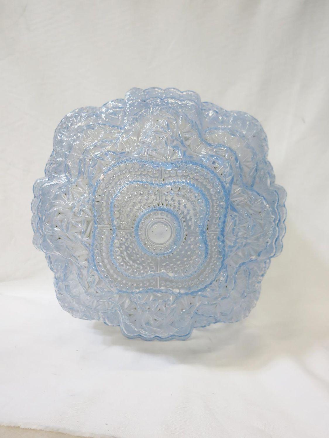 Art déco Lampe à suspension globe en verre Art Déco bleu glace opalescent à gradins en forme de gratte-ciel en vente
