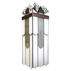 Grand lustre Art Déco géométrique en verre plombé avec plateau à volutes