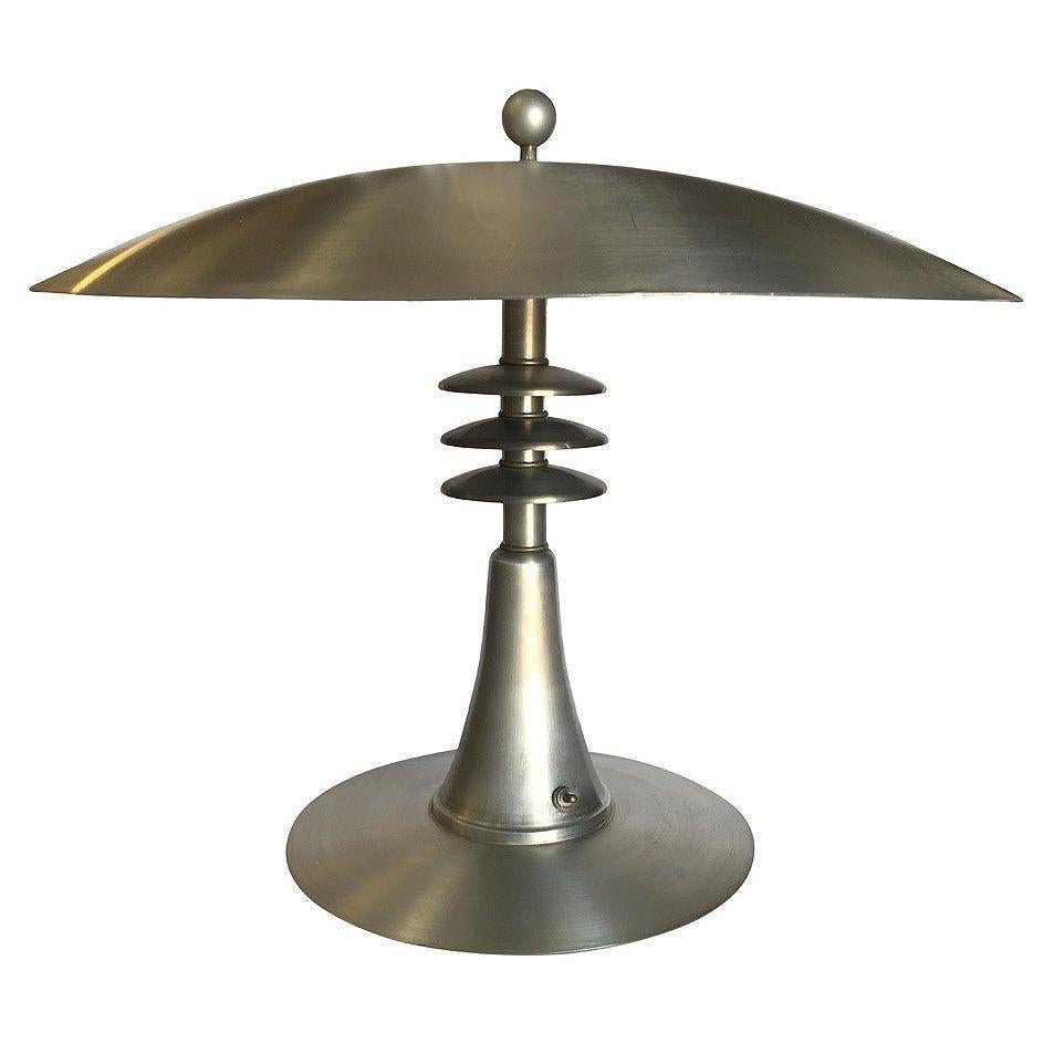 Art déco Lampe de bureau de style Art Déco de l'ère de la machine avec grand abat-jour en aluminium filé en vente