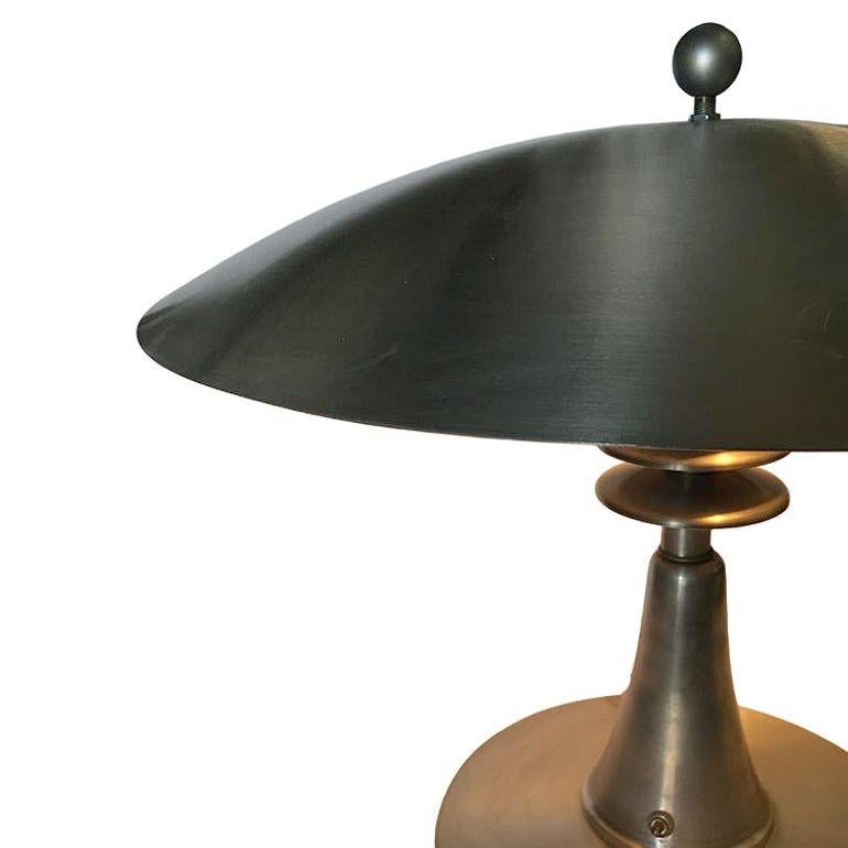 Fin du 20e siècle Lampe de bureau de style Art Déco de l'ère de la machine avec grand abat-jour en aluminium filé en vente