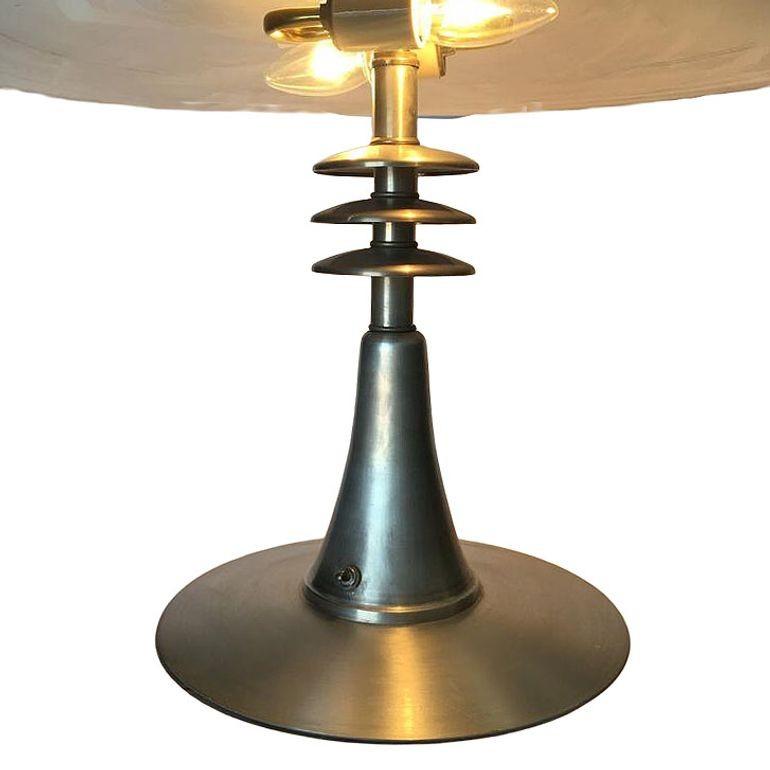 Lampe de bureau de style Art Déco de l'ère de la machine avec grand abat-jour en aluminium filé en vente 1