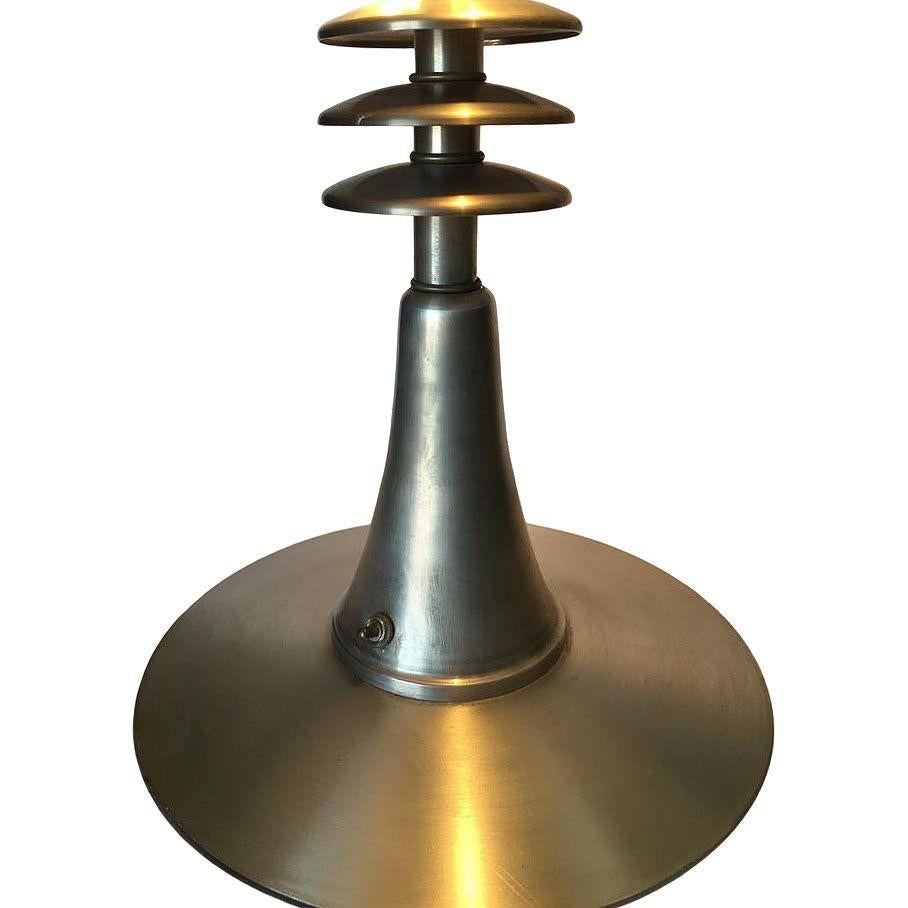 Lampe de bureau de style Art Déco de l'ère de la machine avec grand abat-jour en aluminium filé en vente 2
