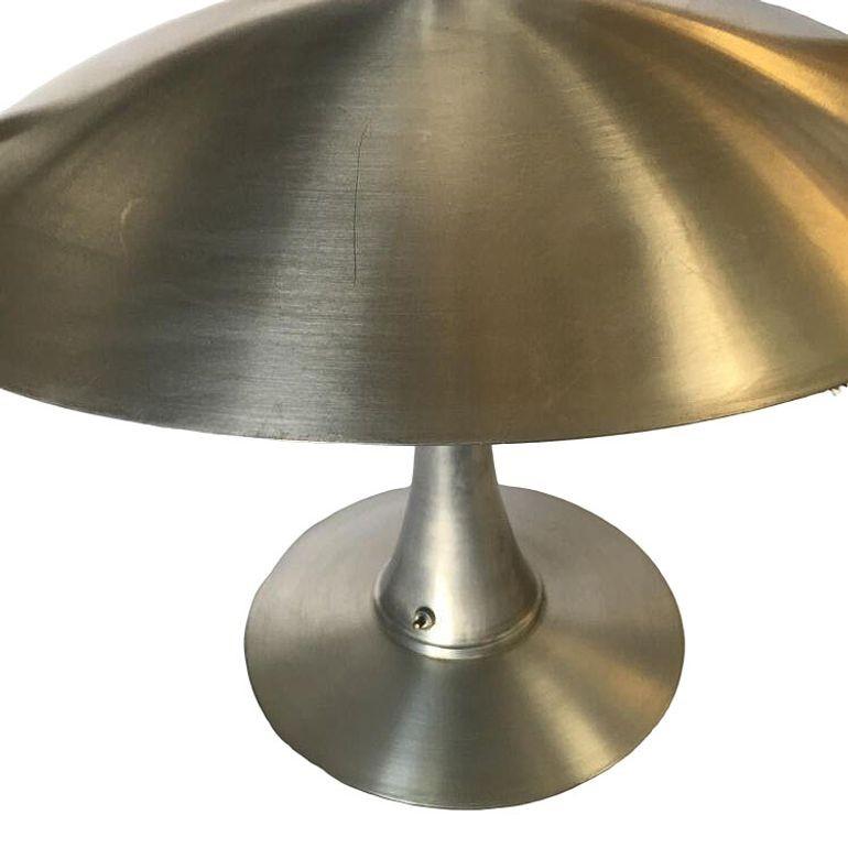 Aluminium Lampe de bureau de style Art Déco de l'ère de la machine avec grand abat-jour en aluminium filé en vente