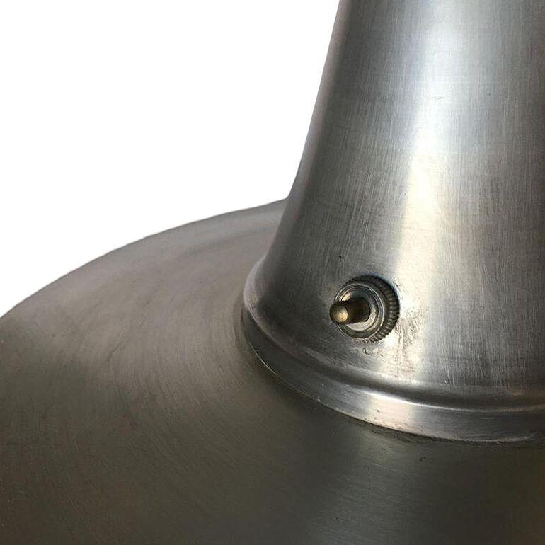 Lampe de bureau de style Art Déco de l'ère de la machine avec grand abat-jour en aluminium filé en vente 3