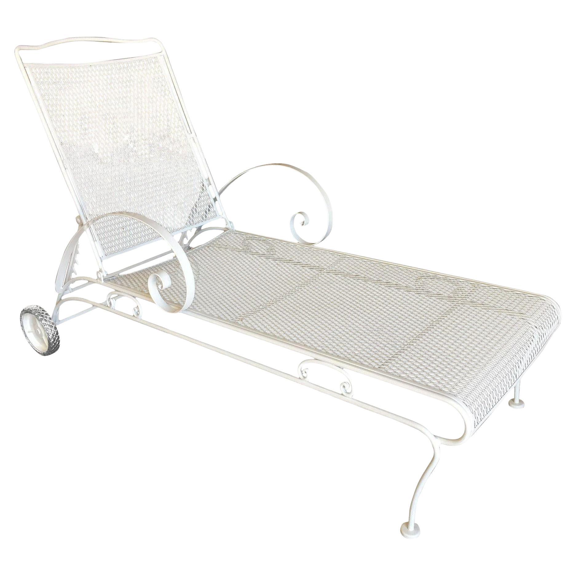 Chaise longue d'extérieur/de patio en maille de fer de Woodard en vente