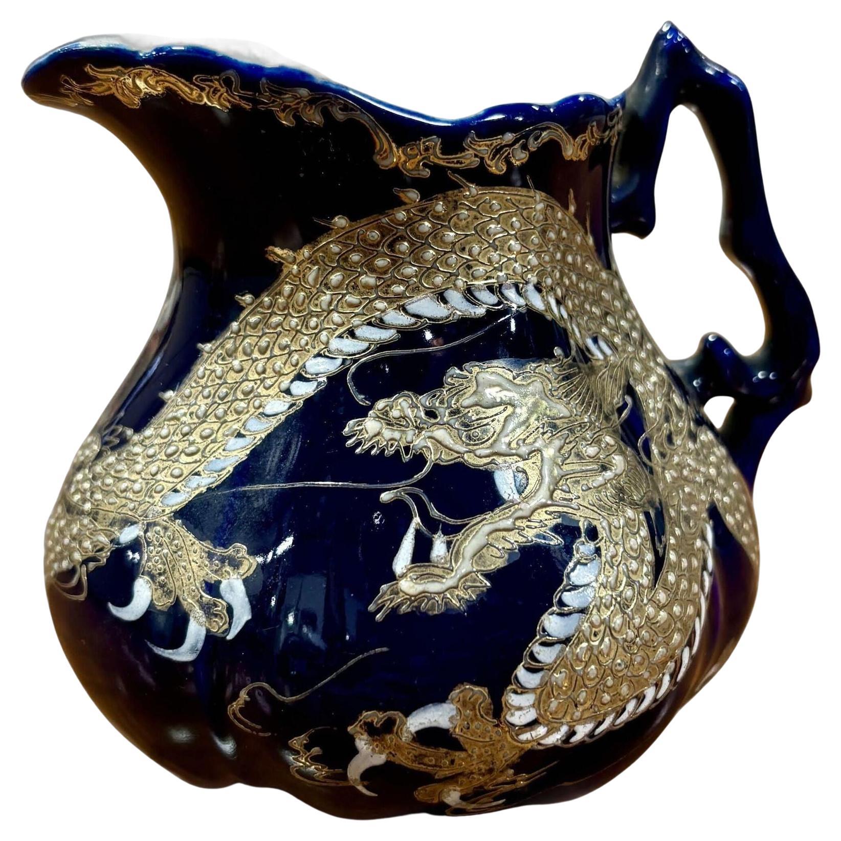 Circa 1900 Vorkriegszeit Kobalt Milchkännchen mit Silberblatt chinesischen Drachen im Angebot