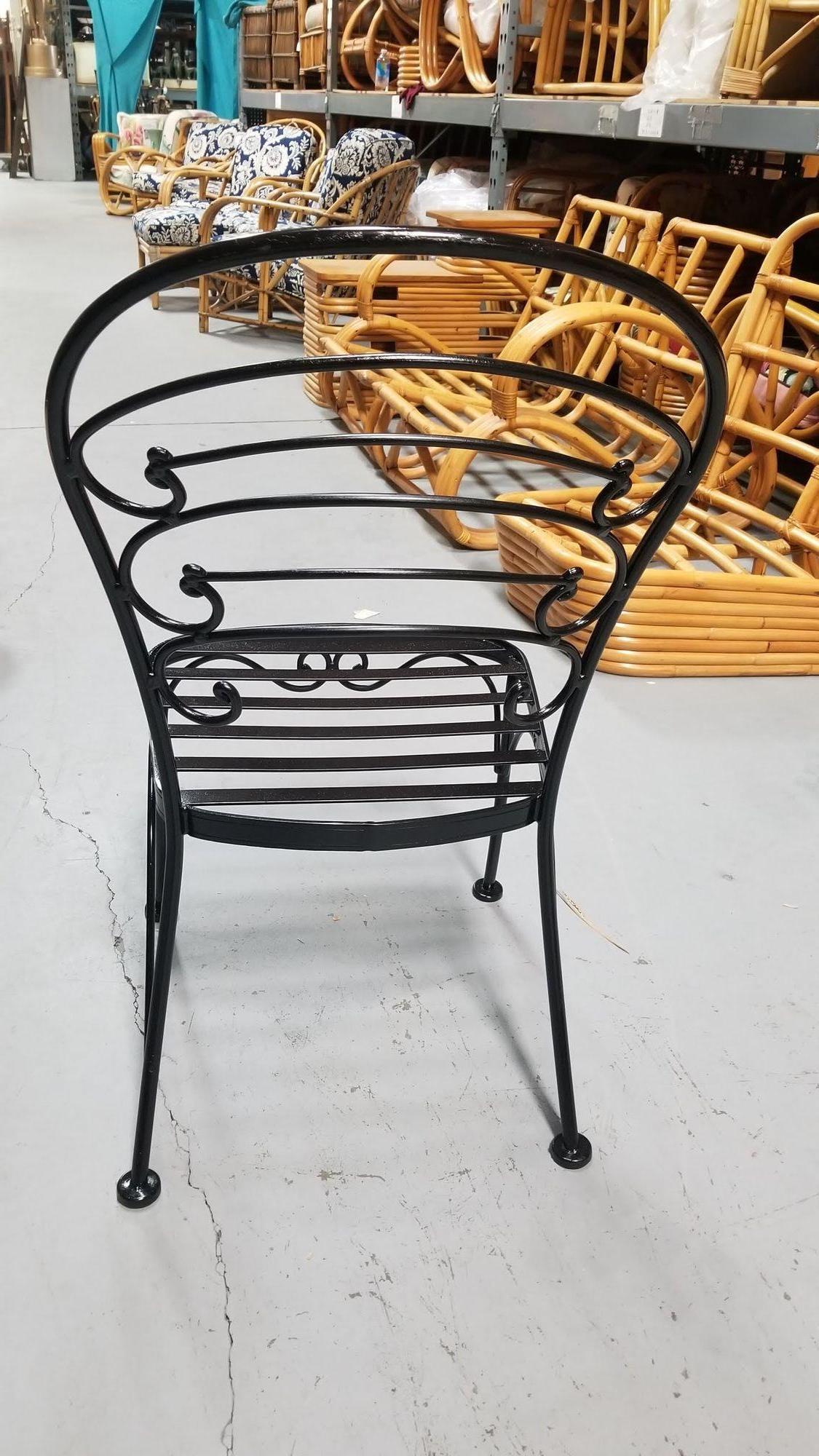 Milieu du XXe siècle Ensemble de 30 chaises en fer noir de style café français restauré en vente