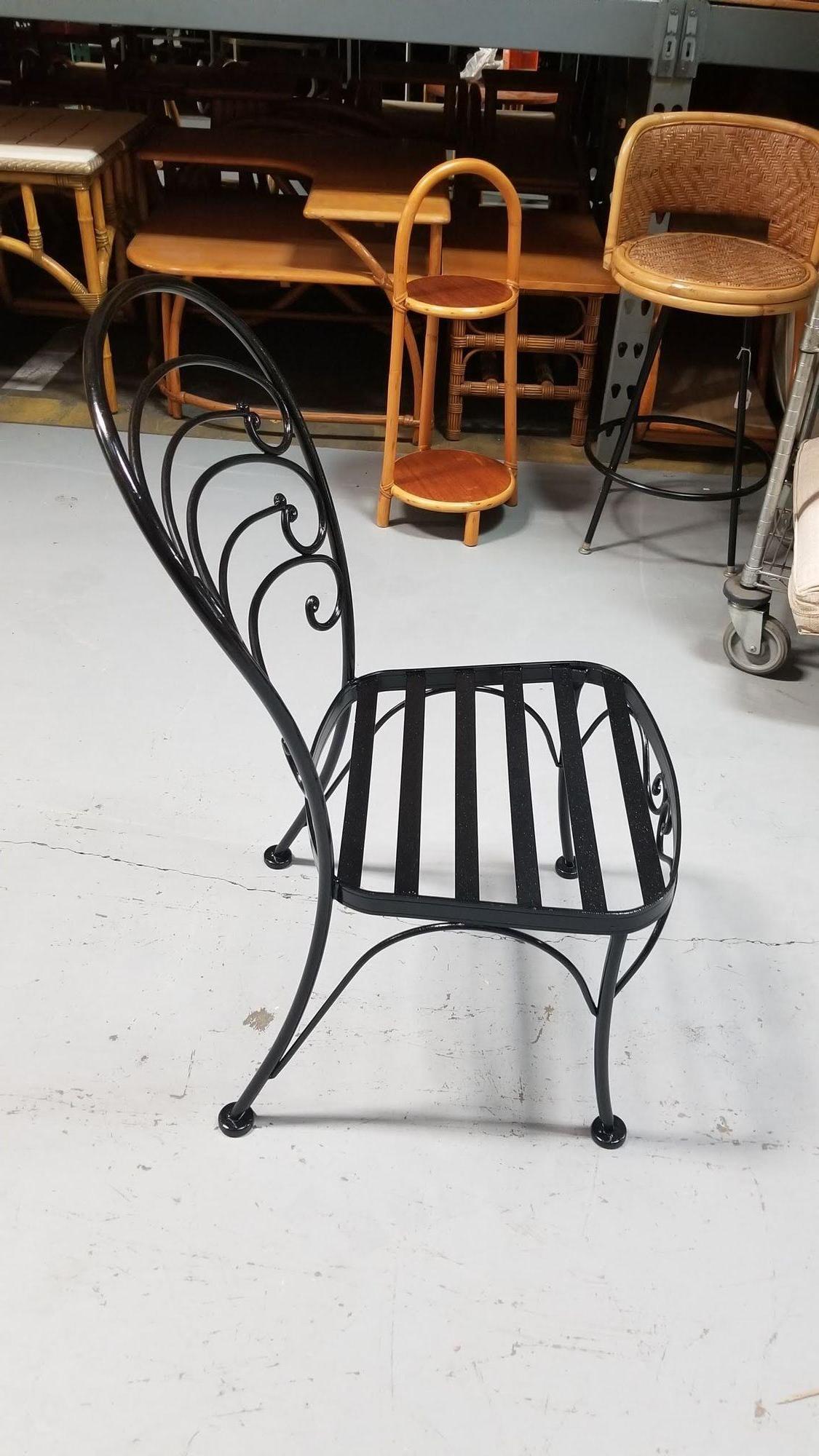 Fer Ensemble de 30 chaises en fer noir de style café français restauré en vente