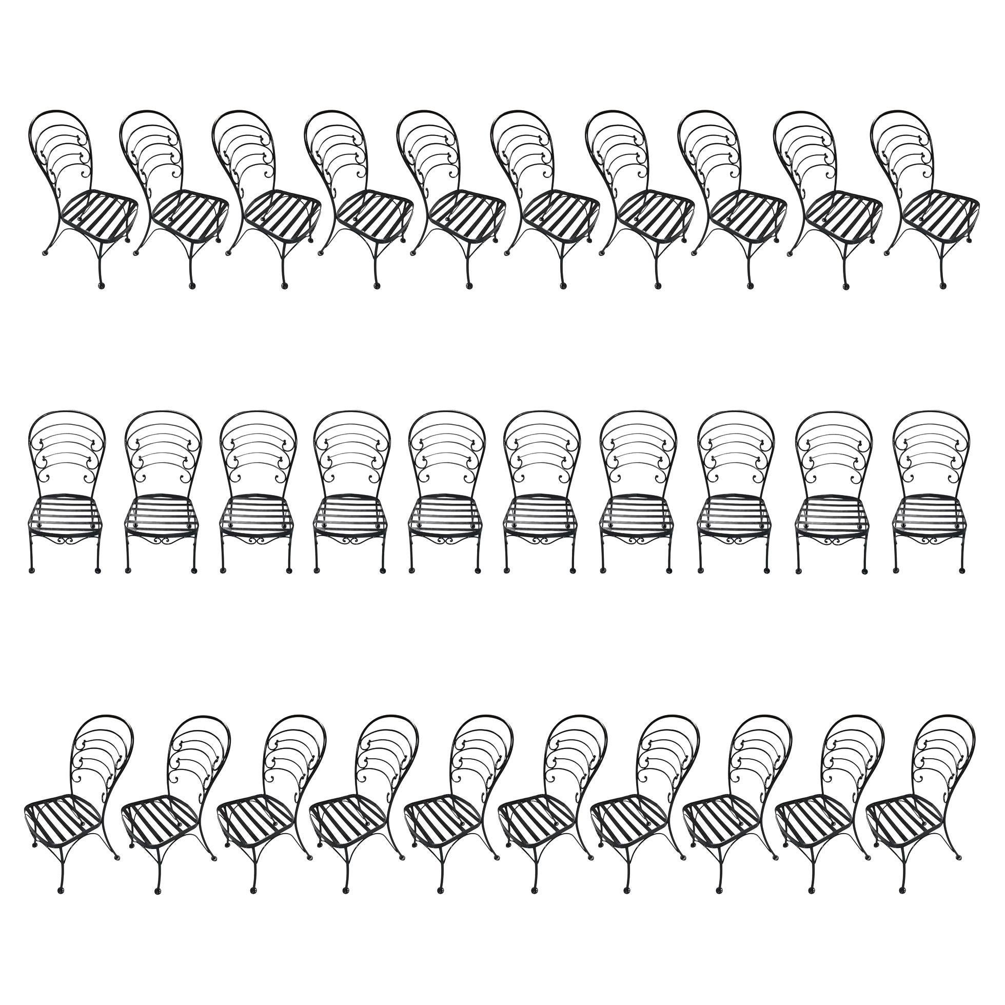 Restaurierter Satz von 30 schwarzen eisernen französischen Café-Stil "Ribcage" Stuhl