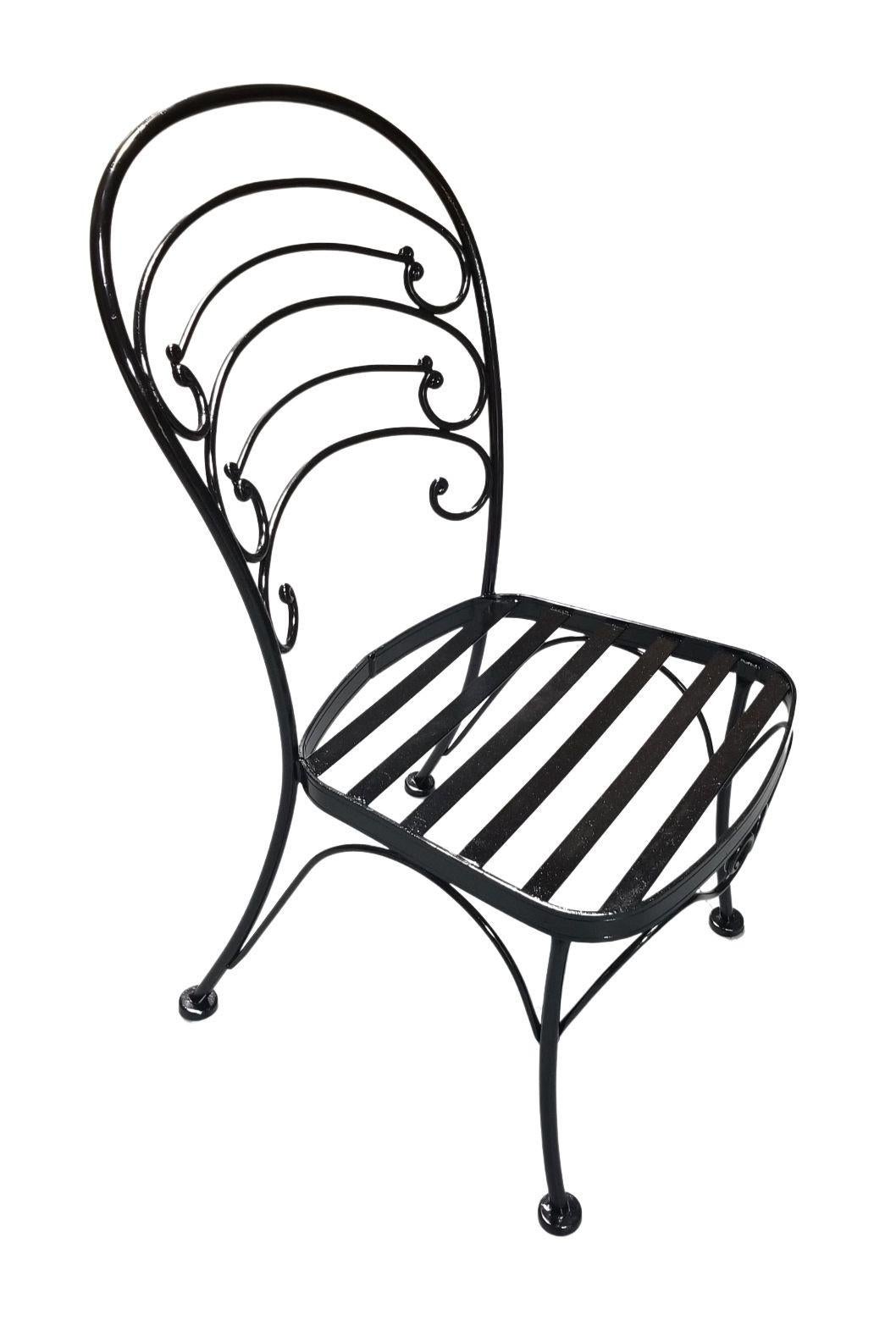 Un lot vintage de 30 chaises de jardin en fer du milieu du siècle récemment restaurées en finition noire. Ces chaises sont inspirées des chaises de café françaises que l'on trouvait à Paris dans les années 1950, avec la qualité de fabricants connus