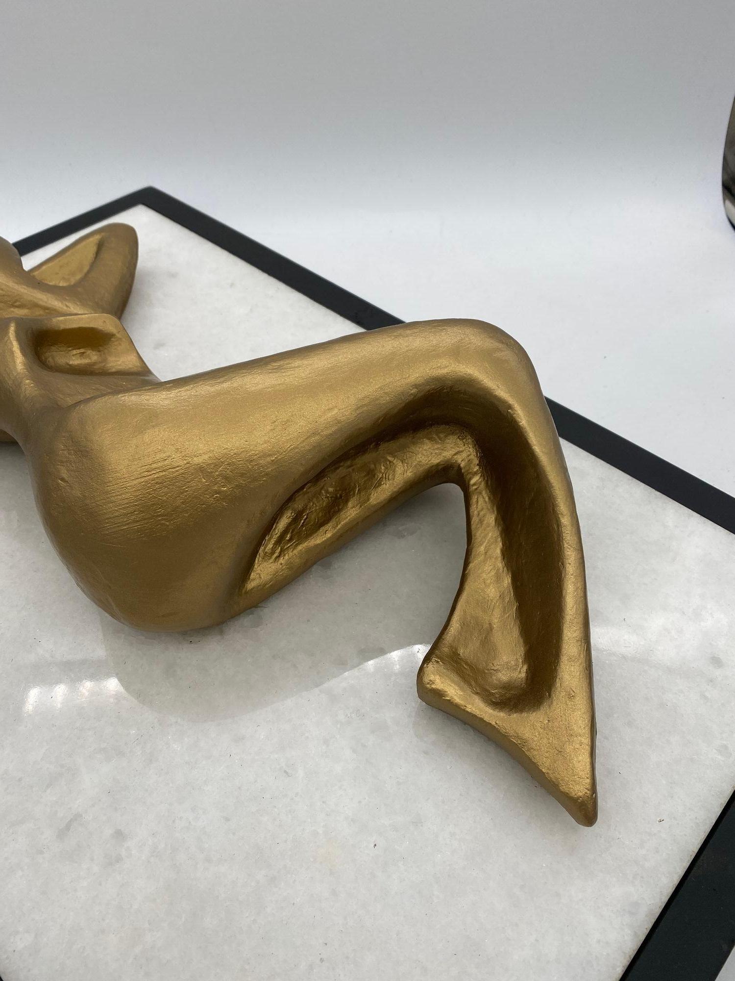 Scultura astratta di bronzo femminile nuda su base di marmo bianco in vendita 1
