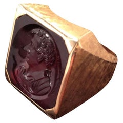 Bague homme en or avec portrait en creux en cornaline