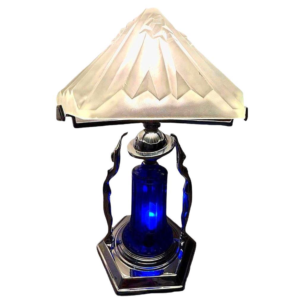 Lampada figurata in stile Art Deco e cromo e cobalto con paralume in vetro Vivian di Frankart