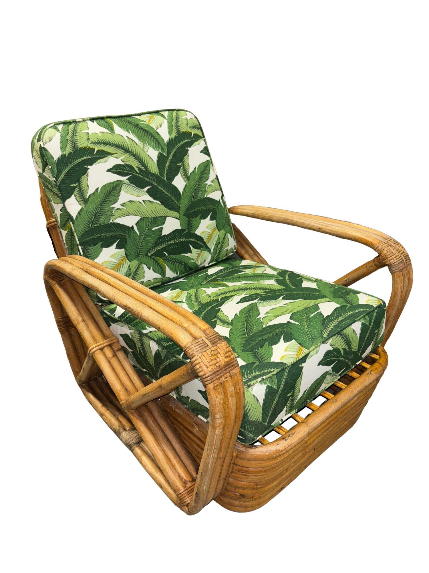 Questa rara poltrona lounge con schienale rotondo a tre fili quadrati a forma di pretzel, di qualità museale, è stata progettata da Paul T. Frankl utilizzando i pali di rattan della migliore qualità disponibile ed è in condizioni originali, non