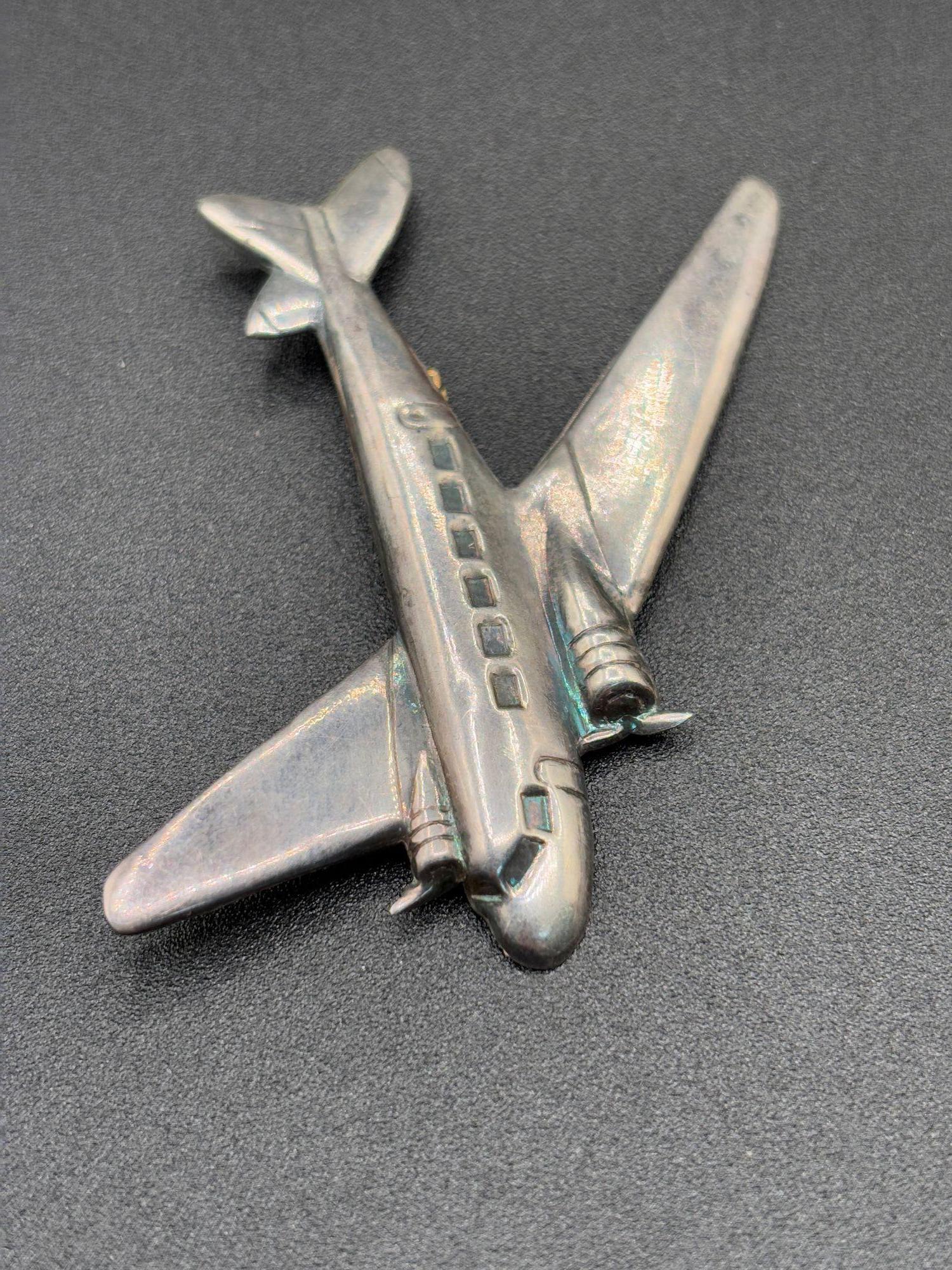 Metà XX secolo Spilla d'argento per aereo DC-3 degli anni '30 della Seconda Guerra Mondiale in vendita