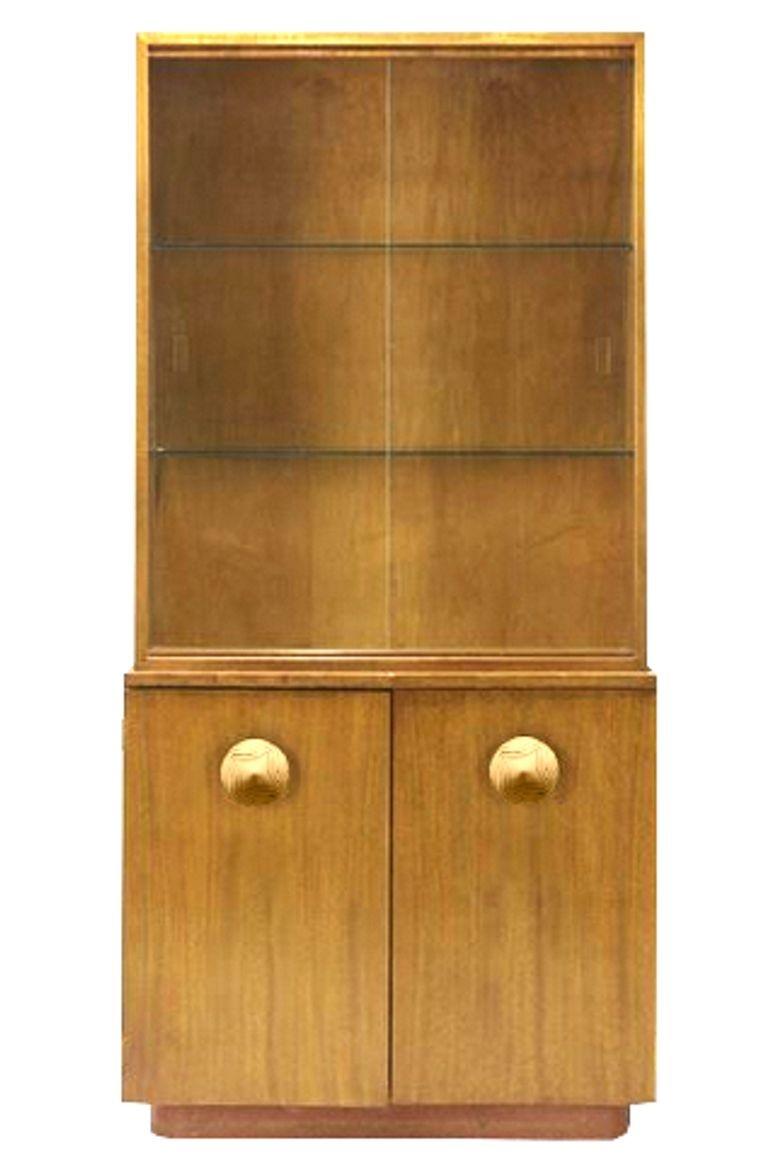 Si tratta di un espositore Herman Miller degli anni '40 del Gruppo Paldao, realizzato da Gilbert Rohde (1894 - 1944) per la Herman Miller Furniture Company di Zeeland, Michigan. È realizzato in legno di Paldao e radica di Acacia, con caratteristici
