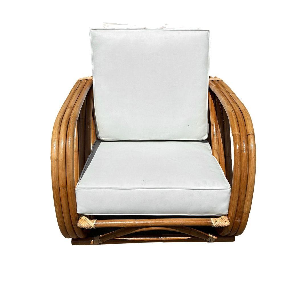 Este ratán bellamente restaurado combina el estilo y el encanto vintage con la comodidad moderna. Fabricada en 1950, la mecedora restaurada de ratán de tres cabos es una pieza bellamente restaurada que presenta tres cabos de ratán intrincadamente