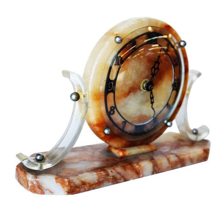 Orologio da camino modernista in marmo dell'epoca di metà secolo con accenti acrilici unici e un nuovo movimento al quarzo. L'orologio è unico per il suo mix di elementi di design classici e moderni, che lo rendono adatto a una moltitudine di