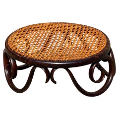 Reposapiés «Vienna Secession» de roble curvado y mimbre, diseñado por Jacob y Josef Kohn para Thonet