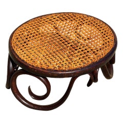 Reposapiés «Vienna Secession» de roble curvado y mimbre, diseñado por Jacob y Josef Kohn para Thonet
