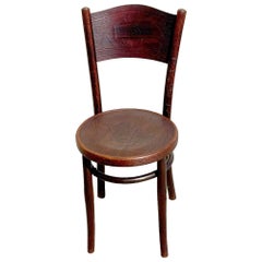 Silla «Vienna Secession» de roble curvado con respaldo y asiento con motivos florales tallados, de Thonet-Mundus