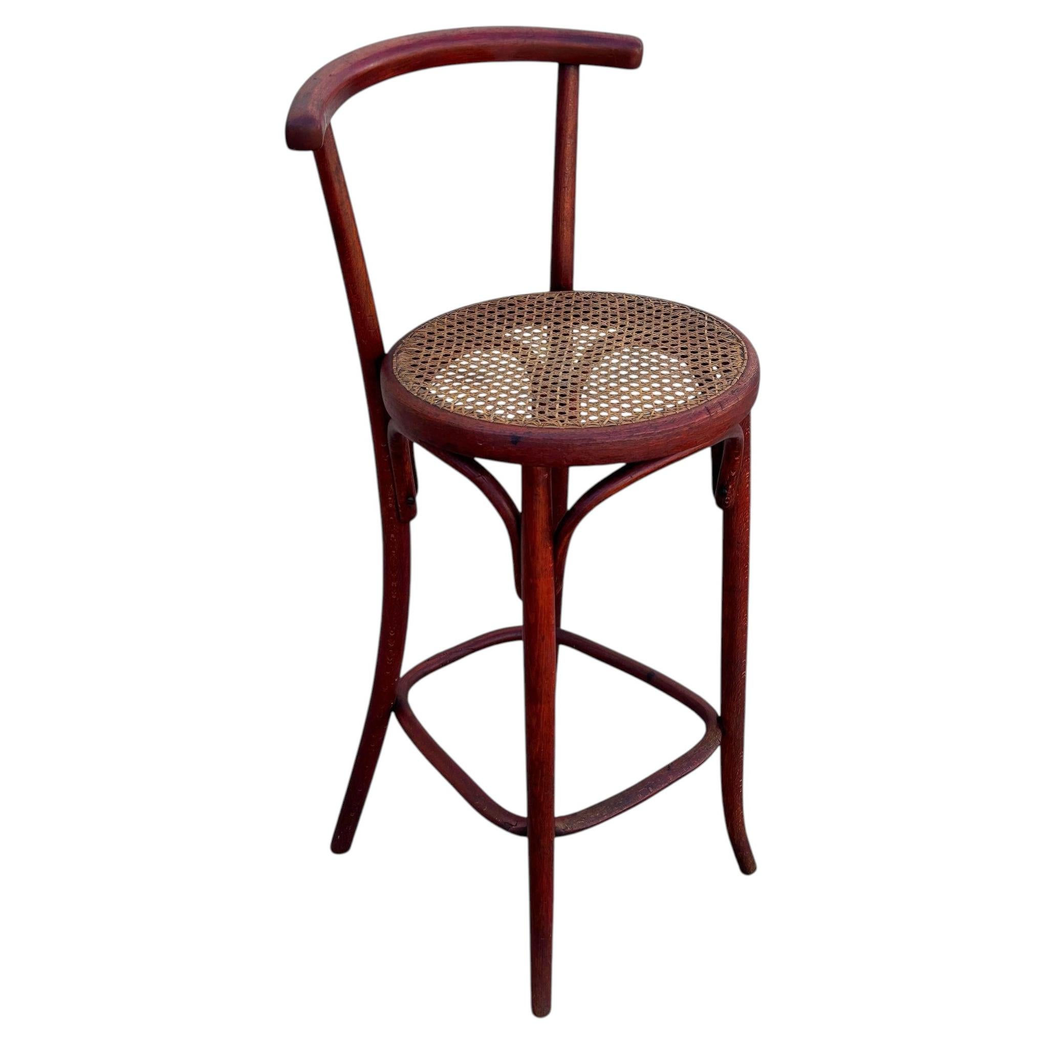 Tabouret de bar « Vienne Secession » en chêne courbé et rotin, avec dossier, par Gebrüder Thonet en vente