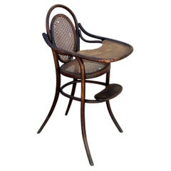 Chaise haute pour enfant « Vienna Secession » en chêne courbé avec assise en rotin, de la marque Thonet