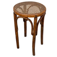 Taburete bajo de piano Thonet de finales de la época victoriana, de roble curvado y mimbre, n.º 1, que destaca por su elegante, f