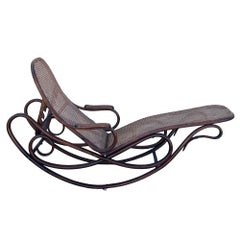 Wiener Secession – Schaukel-Chaiselongue aus gebogenem Eichenholz und Korbgeflecht Nr. 7500 von Gebrüder Thonet