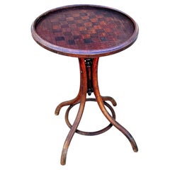 Mesa de ajedrez de madera de roble curvada de finales de la época victoriana, al estilo de Thonet