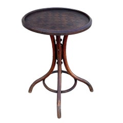 Mesa de ajedrez de madera de roble curvada de finales de la época victoriana, al estilo de Thonet