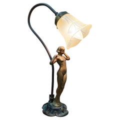 Tischlampe im Jugendstil in Glockenform mit einer Skulptur einer nackten Frau aus Spelter-Metall