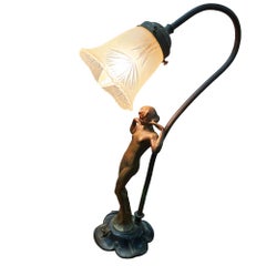 Tischlampe im Jugendstil in Glockenform mit einer Skulptur einer nackten Frau aus Spelter-Metall