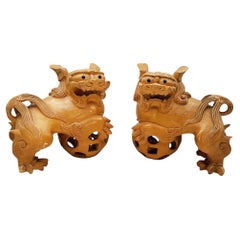Pareja de estatuas de perros Foo, guardianes tallados en madera, de exportación china de mediados de siglo