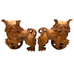 Pareja de estatuas de perros Foo, guardianes tallados en madera, de exportación china de mediados de siglo