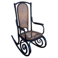 Fauteuil à bascule de style « mid-century » en chêne courbé et rotin, signé Thonet Hermanos