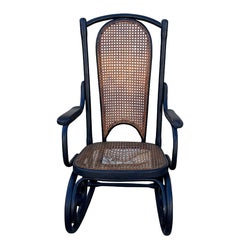 Fauteuil à bascule de style « mid-century » en chêne courbé et rotin, signé Thonet Hermanos