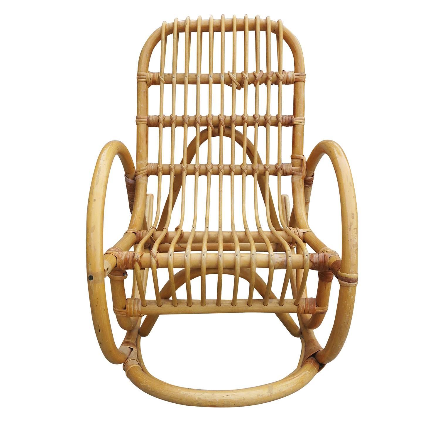Silla infantil mecedora de ratán con brazos de serpiente, restaurada y poco común Moderno de mediados de siglo en venta
