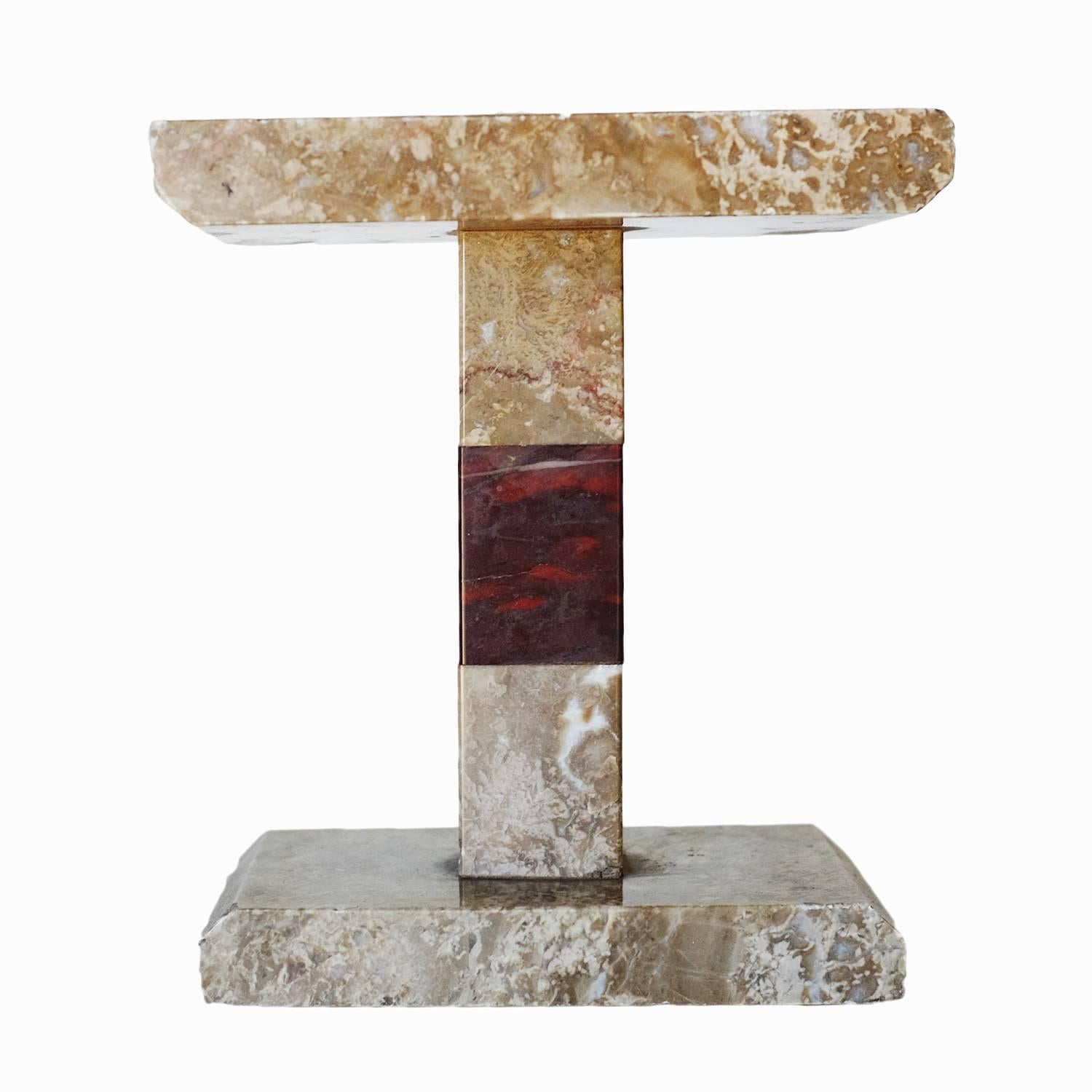 Paar italienische Art-Déco-Kaminuhren aus Marmor mit passenden Garnituren (Messing) im Angebot