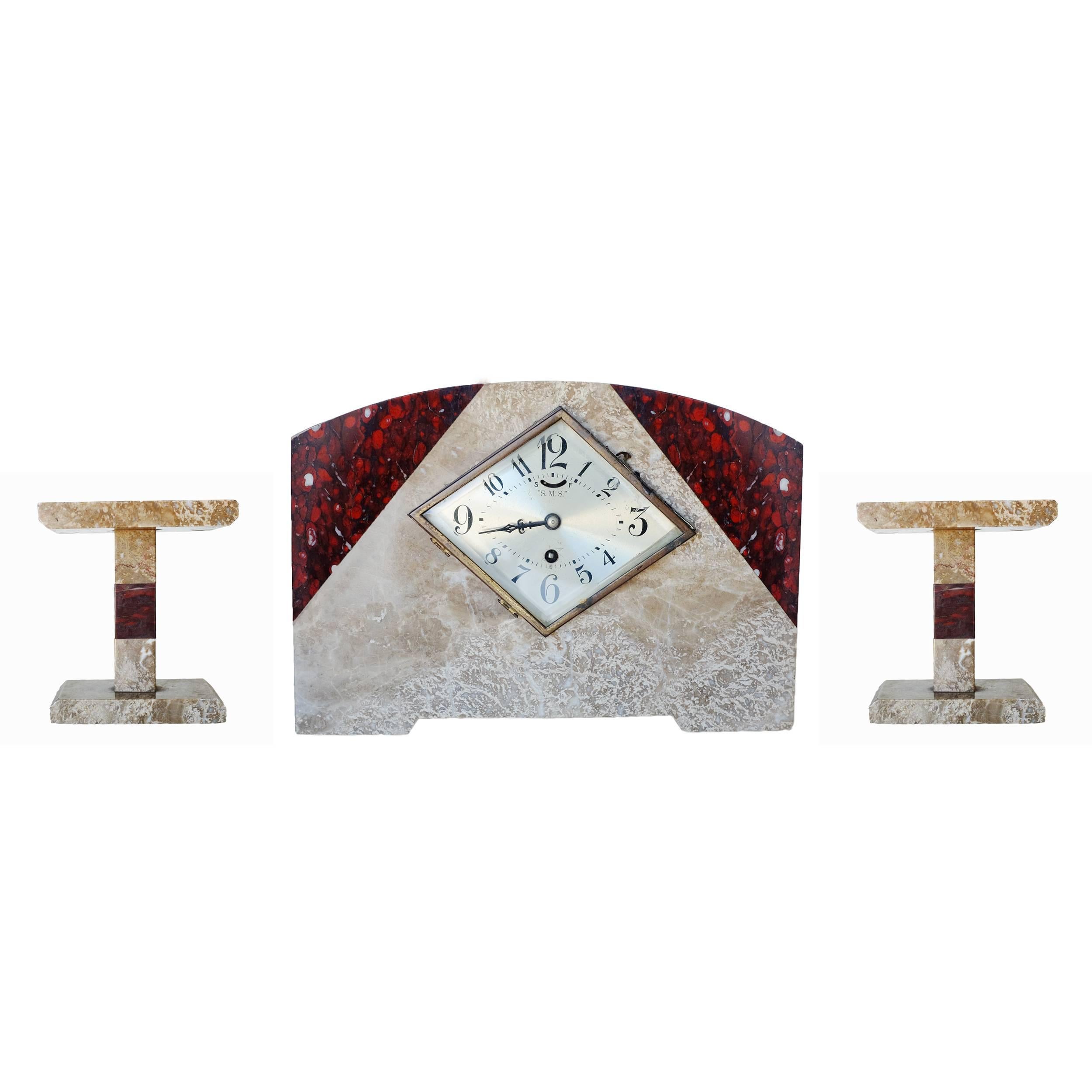 Paire d'horloges de cheminée Art Déco en marbre italien avec garnitures assorties en vente