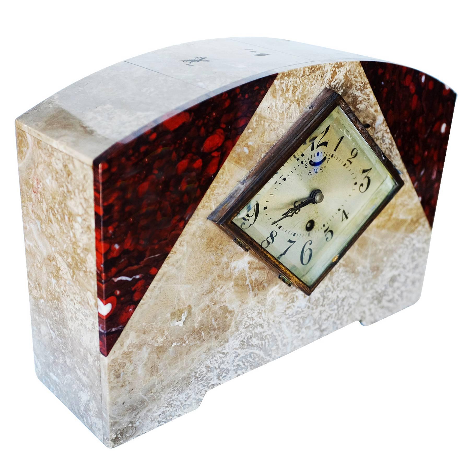 Garniture de cheminée Art Déco en marbre italien comprenant une horloge et deux garnitures assorties. 

Horloge : 10
