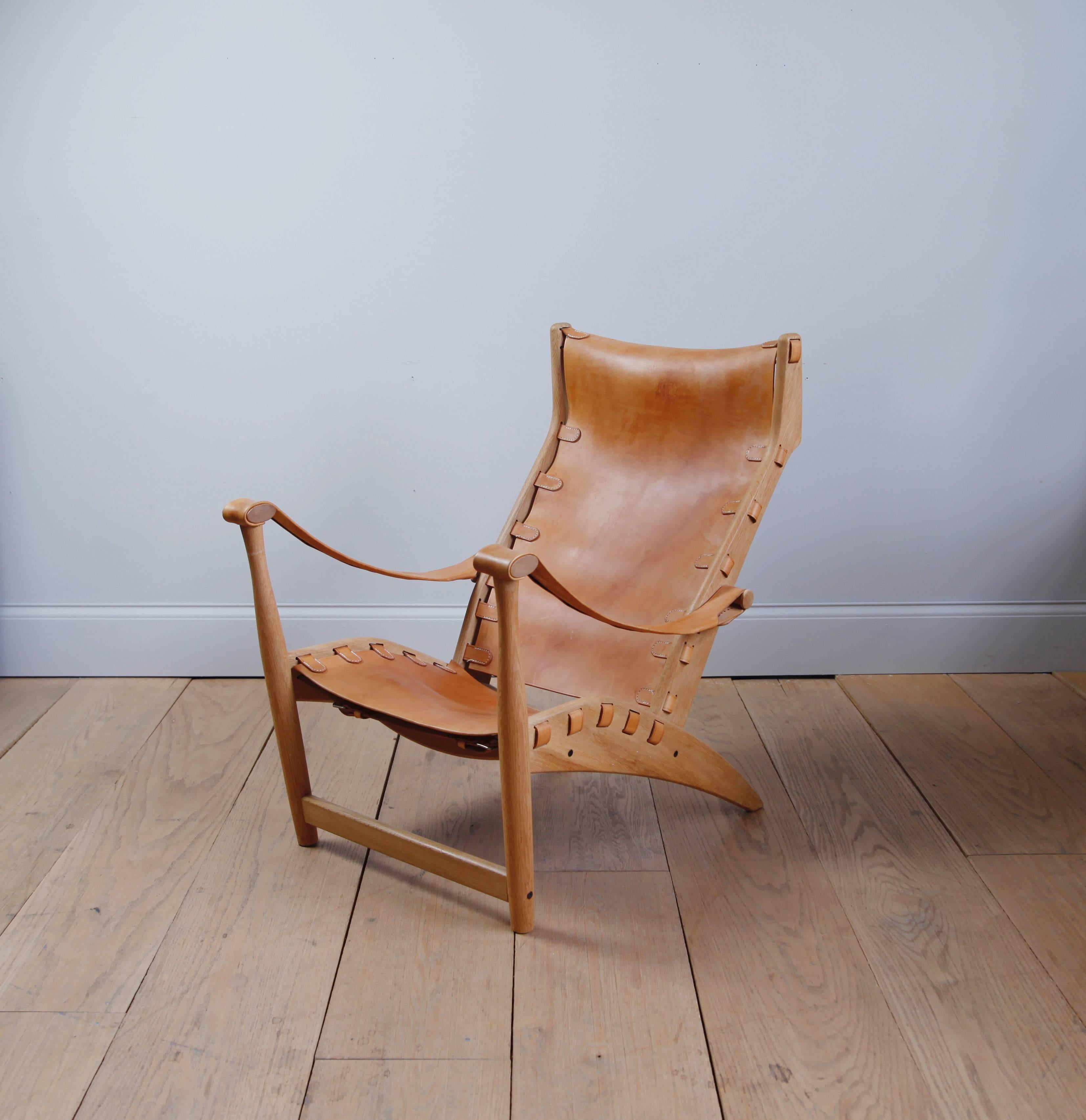 As a young man, Danish Architect Mogens Voltelen worked for both Poul Henningsen and Vilhelm Lauritzen. His Copenhagen lounge chair was designed in 1936 for cabinet-maker Niels Vodder. In its first iteration, the leather was attached to the wood