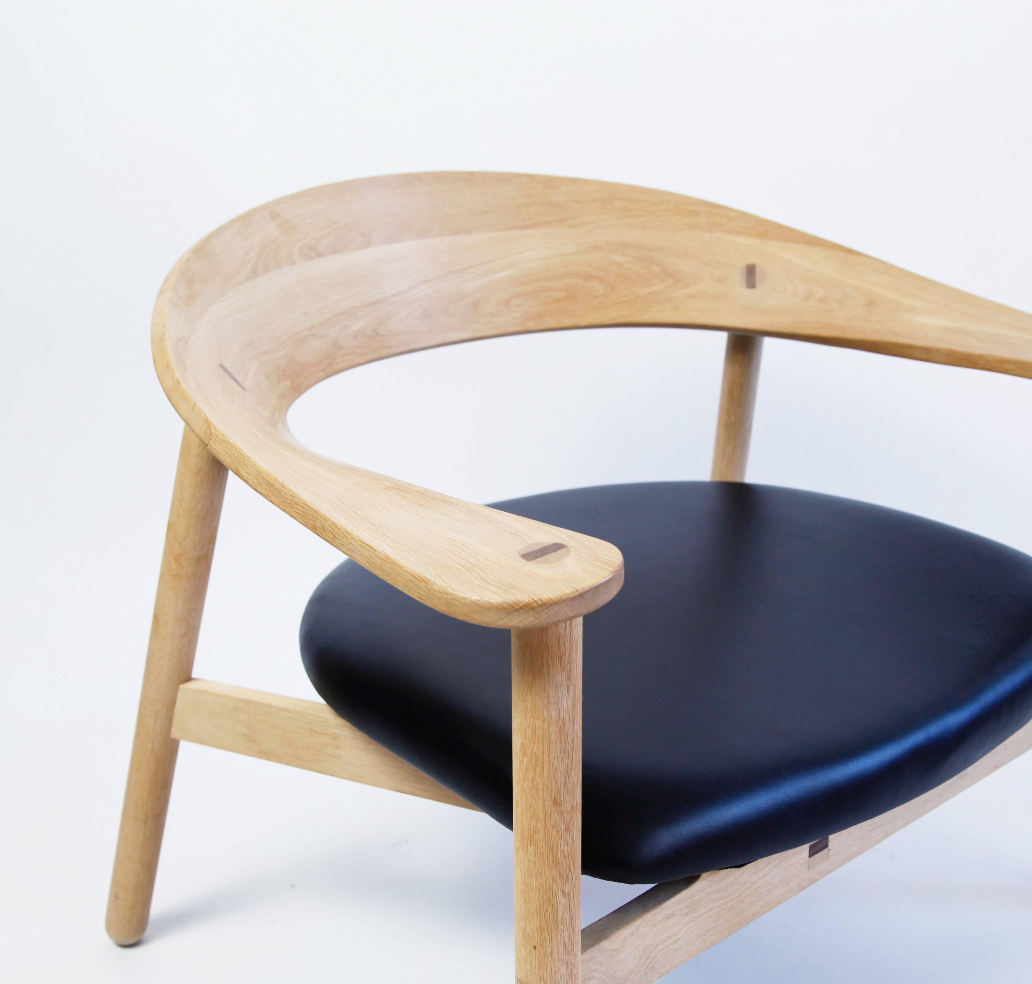 Designed in 2002 by the Danish architect Henrik Bonnelycke, a very comfortable chair which seems to stand in the room as functional sculpture. It is made of white oak and black leather with gorgeous exposed joinery. Lightweight and sturdy.