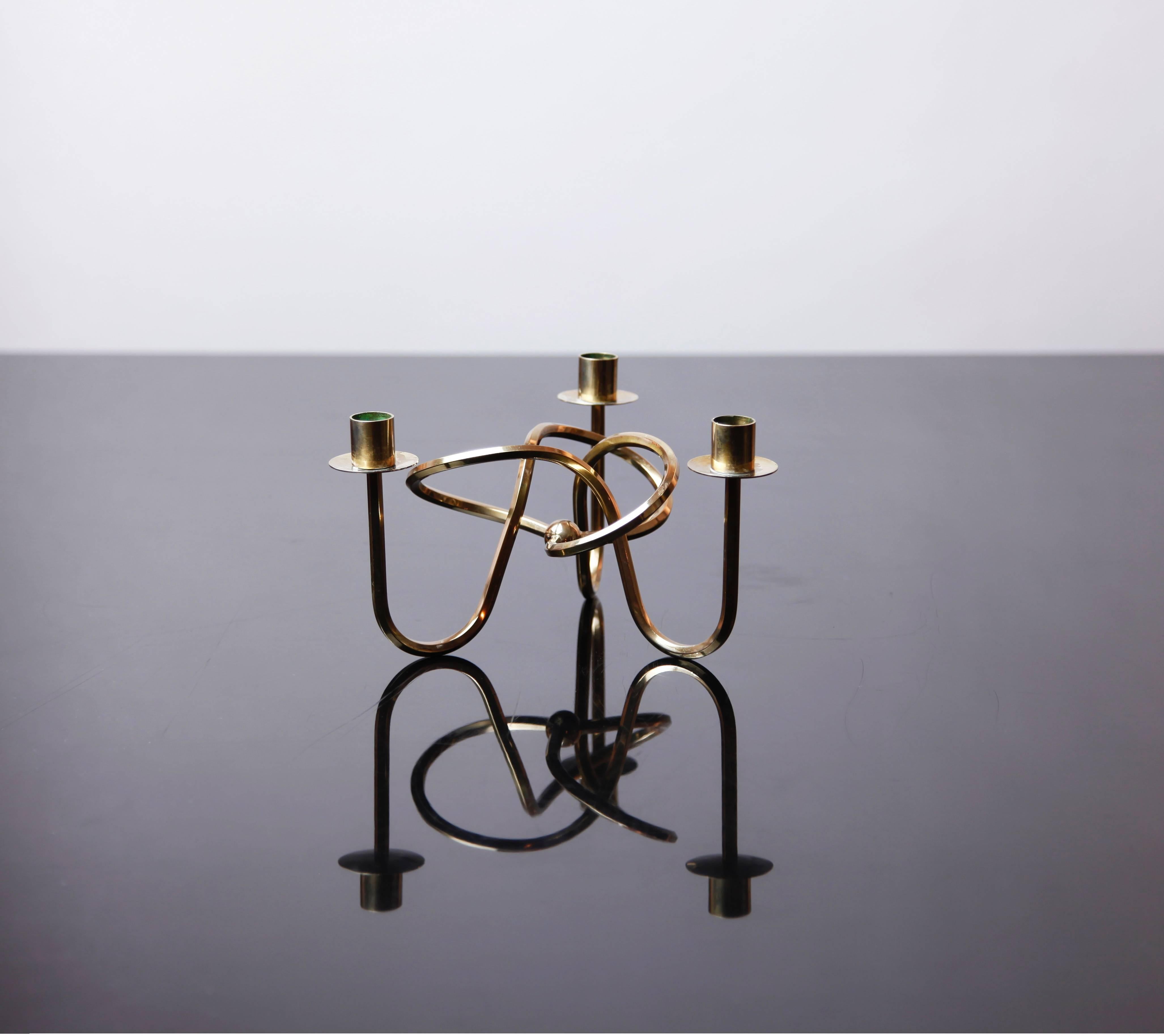 Josef Frank designed this brass candelabra for Svenskt Tenn in the 1950s. The graceful arabesques that join the three candles are what give it the name of Vänskapsknuten, or friendship knot.