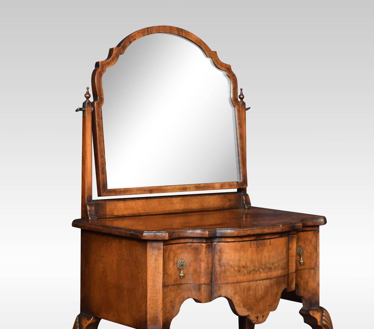 Figured walnut Queen Ann dressing table In Excellent Condition In Cheshire, GB