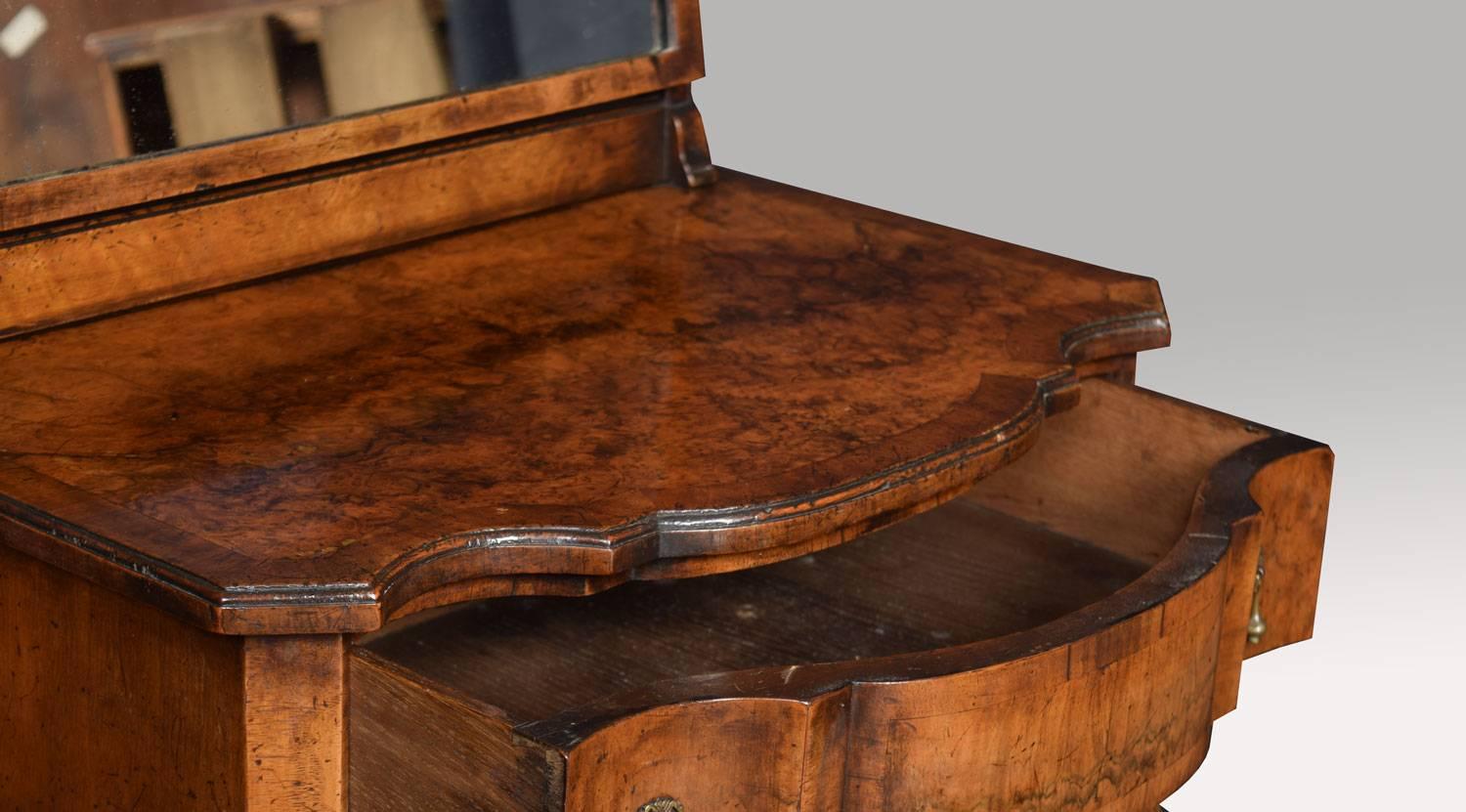 20th Century Figured walnut Queen Ann dressing table