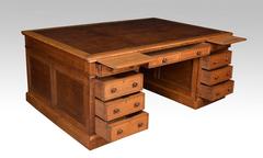 Très grand bureau ou partenaire en chêne de bibliothèque par Maple & Co Antique Furniture