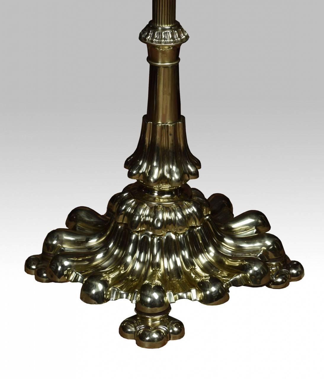 Victorian brass standard lamp, with reeded column and adjustable top column, on shaped splayed base with circular feet (has been re-wired).

Height 55 Inches (adjustable).
    