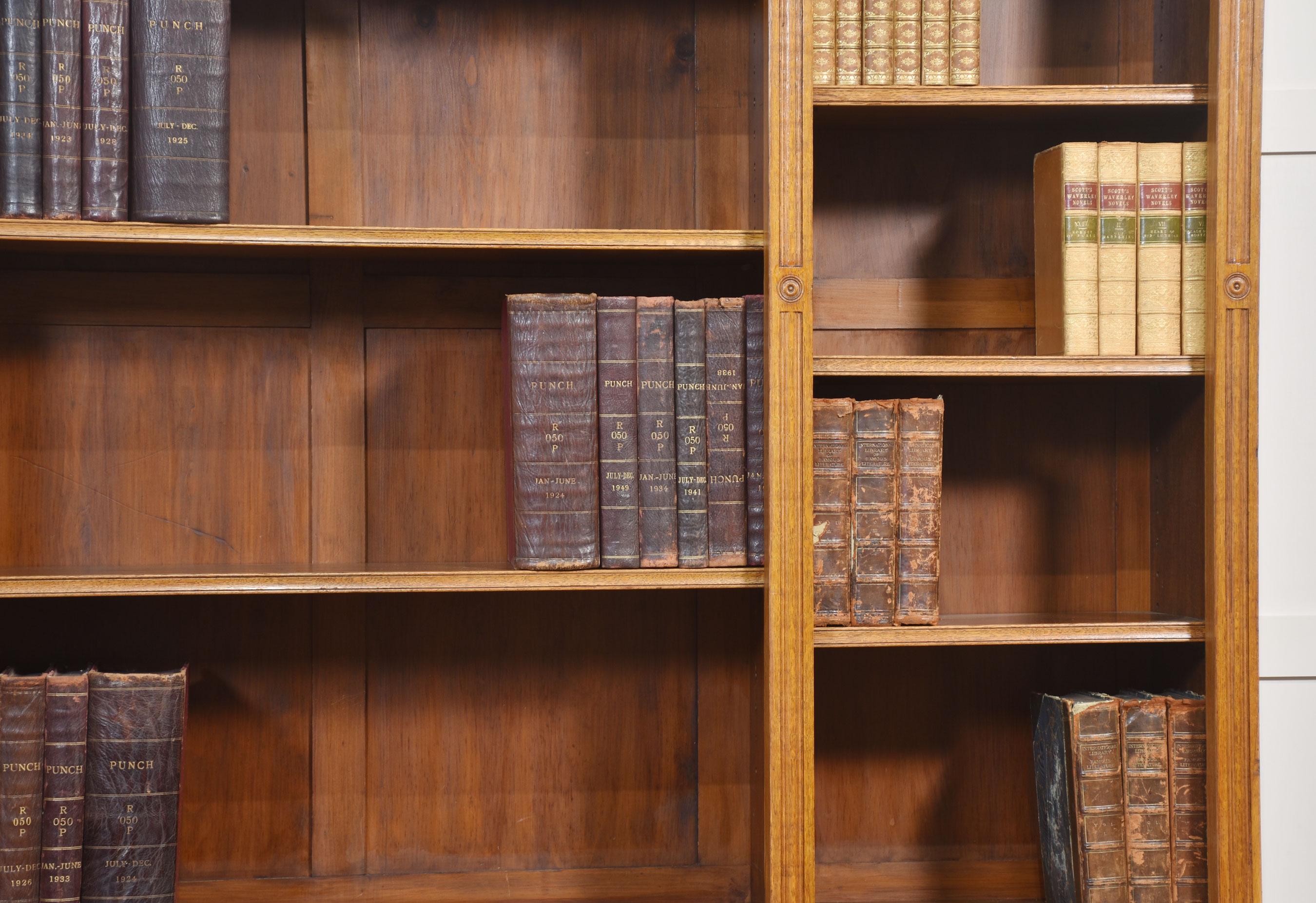 Grande libreria intagliata in Oak In condizioni buone in vendita a Cheshire, GB